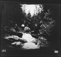 38. 950. Indgang til Undergangshulen ved Øyjord, med Gruppe - NB bldsa OTO0386 A.jpg