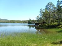 Bjønnavatnet, kor turistytta har eit naust med robåt og kanoar. Foto: Olve Utne (2009).