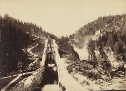 Vrangfoss sluser i Telemarkskanalen. Foto: Knud Knudsen/Nasjonalbiblioteket (1900-1902).