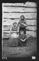 99. 997. Rebekka Breidal med mann og sønn - NB bldsa OTO0548 A.jpg