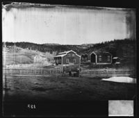 27. 99 ny. Hattfjelldal. Gamle Præstegaard set fra Kirken - NB bldsa OTO0137 A.jpg