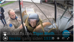 Asbjørn Larsen klar for sin første tur i en Tiger Moth siden 1937.