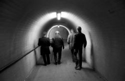 En av de gamle tunnelene under skinnegangene. Etter at stasjonen ble ombygd i 1998, ble disse fjernet, noe mange opplevde som et savn. Dette bildet er fra 1980. Etter store protester og lokalt engasjement fikk askerbøringene i 2003 tilbake undergang til perrongene. Foto: Karl Braanaas