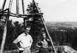 Det trigonometriske punktet ferdig reist 1958. Oppmålingen krevde frie siktlinjer, dermed var stedet også sikret god utsikt en del år.