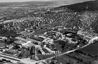 Strømmens Værksted sett fra vest, skråfoto 1950. Strømmen stasjon i forgrunnen.