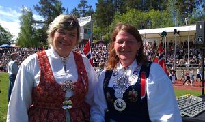 AP Merete Bellingmo og Ildri Eidem Løvaas fotograf Eva Rogneflåten 17.05.2011.jpg