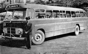 AS Siljan Bil sin buss frå 1960 med 41 sitjeplassar. Personen på biletet er Nils Rød som hadde vore sjåfør i 40 år..jpg