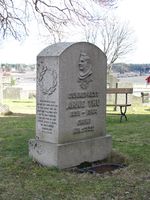 Forsiden av sogneprest Arne Thus gravminne. Foto: Siri Johannessen (2010)