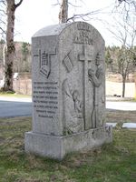 Baksiden av sogneprest Arne Thus gravminne. Foto: Siri Johannessen (2010)