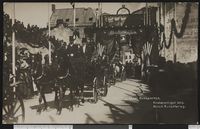 124. Aalesund. Kongen kjører gjennem Æresporten - no-nb digifoto 20160217 00015 bldsa PK13898.jpg