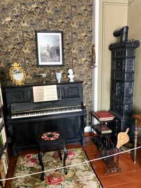 Piano i Aamodtgården i Kongsvinger, levert av Brødrene Hals. Foto: Oskar Aanmoen (2023).