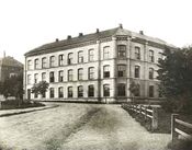 Aars og Voss skole i Oslo, oppført 1865. Foto: Olaf M.P. Væring (ca. 1880)