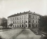 Aars og Voss skole i Oslo, oppført 1865. Foto: Olaf Martin Peder Væring (ca. 1880)