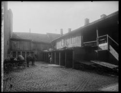 Bakgården til Karl XIIs gate 24 og 26. Foto: Ukjent / Nasjonalbiblioteket