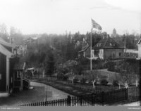 St. Edmunds vei nr. 58 og nr. 60. Ullern kirke sees over taket på nr. 58, og veien går bak husene. Foto: Oslo Museum (1925).