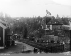 Fra Abbediengen, med St. Edmunds vei 58 til høyre for flaggstangen og med Ullern kirke synlig over taket, oppført 1919. Foto: Oslo Museum (1925).
