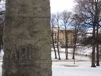 Nærbilde av søylen til Abel-monumentet, kun merket Abel. Foto: Stig Rune Pedersen