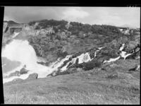Adamsfjordfossen. Foto: Mittet/NB, 1951