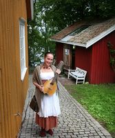 Sommeren 2011 var Adelita Haukelidsæter omviser ved Munchs hus, her utenfor det gule huset, med atelieet i bakgrunnen. Foto: Svend Aage Madsen