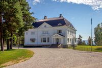 Adminiet var navnet på bygningskomplekset som utgjorde Norsk Hydros administrasjon på Notodden. Bildet viser direktørvillaen, hvor blant annet Sam Eyde bodde under sine besøk på stedet. Foto: Leif-Harald Ruud (2018)