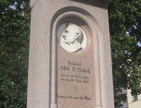 Gravminnet til Adolf Bredo Stabell (1807–1865) på Vår Frelsers kirkegård i Oslo, med innskriften «Venner reiste ham dette Minde». Foto: Stig Rune Pedersen