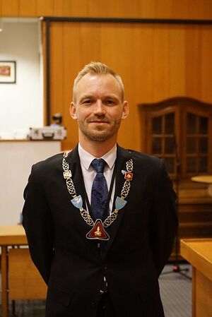 Adrian Tollefsen med ordførerkjede Øvre Eikerkommune Høyre CC 4.0 23.10.2023.jpg