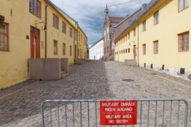 Gata med det tidligere fengselet i dag: venstre: Bakeriet (nærmest, 1759), Store provianthus (1690), høyre: Lille provianthus (hvit bygning, øverst, 1751, påbygget), Fengselskirken (1866), og Kornmagasinet (1788). Foto: Holger Uwe Schmitt (2023).