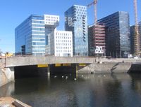 Utløpet av Akerselva i Bjørvika, med Barcode i bakgrunnen (2012)