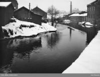 Industrilokaler nedenfor Bentsebrua. Til høyre (vestsiden) ligger Myraløkka og bebyggelsen i Arendalsgata. Foto: Anders Beer Wilse/Oslo Museum (1908).