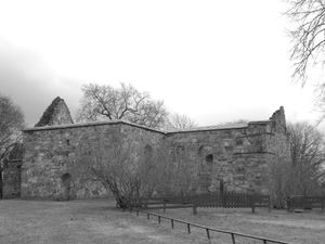 Akershus, Nes kirkeruin fra nordvest BW IMG 7272.JPG