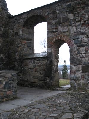 Akershus, Nes kirkeruin utgang fra koret IMG 7287.JPG