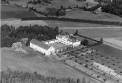 Akershus fylkes husmorskole, 1919, oppført 1924, ferdig utbygget i 1928. Foto: Widerøes Flyveselskap/Akershusmuseet (1936).