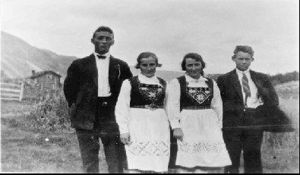 Aksel Bergvoll med flere fra Kvalvik..jpg