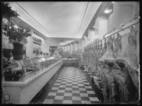 Interiør fra slakterforretningen. Trolig fra åpningen av nye lokaler i 1923. Foto: Narve Skarpmoen, Nasjonalbiblioteket.