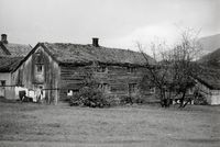 Klær til tørk på snor utenfor Aksel Pedersens hus i Misvær, Skjerstad, 1960.