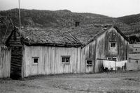 Tørking av skjorter utenfor Aksel Pedersens hus i Misvær, Skjerstad, 1960.