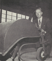 Aksel Underhaug med en risknuser i 1957. Faksimile fra Norsk landbruk. 1957 Vol. 23 Nr. 18