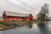 Driftsbygningen på Brevik gård. Foto: Leif-Harald Ruud (2022).