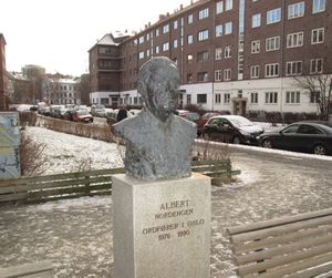 Albert Nordengen byste Tøyen Oslo 2013.jpg