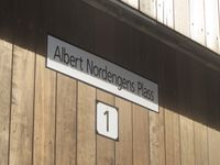 Skilt ved Albert Nordengens plass på Tjuvholmen i Oslo. Foto: Stig Rune Pedersen