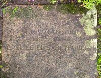 Alf Kristian Hiort ble opprinnelig gravlagt i Sverige, men urnen ble senere fraktet til Vestre gravlund i Oslo. Gravminnet er litt vanskelig å lese. Foto: Bryn Holder (2024)