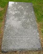 Blant de gravlagte på Tjøme kirkegård er forfatteren Alf Larsen. Foto: Stig Rune Pedersen