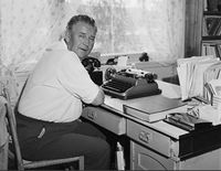 Alf Prøysen ved skrivebordet i hans og konas hjem i Nittedal. Foto: Rigmor Dahl Delphin (1964)