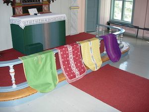 Alterduk og antemensale Moland Kyrkje. Fyresdal 2004.jpg