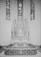 Alteret med altertavlen, malt av Axel Revold. Foto: Jac Brun/Nasjonalbiblioteket (1956).