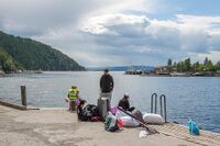 Feriegjester venter på skyss fra Alvern brygge over til Steilene. Foto: Leif-Harald Ruud (2012).