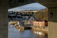 Kaiområdene på Alvim dukker opp bak pilarene på Sandesund bru. Foto: Leif-Harald Ruud (2020).