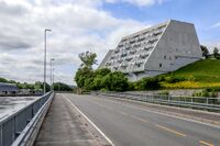 Terrasseblokkene i Utsiktsveien oppført av AS Selvaagbygg i 1975. Foto: Leif-Harald Ruud (2022).