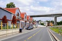 Boliger med maritim beliggenhet og med Sandesund bru i bakgrunnen. Foto: Leif-Harald Ruud (2022).