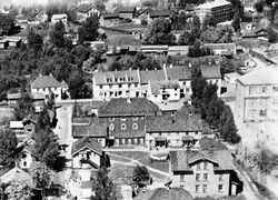 Frydenlundgårdene i forgrunnen, Ambgårdene i bakgrunnen. De nye gårdene under bygging 1958. Sagdalen skole til høyre.
